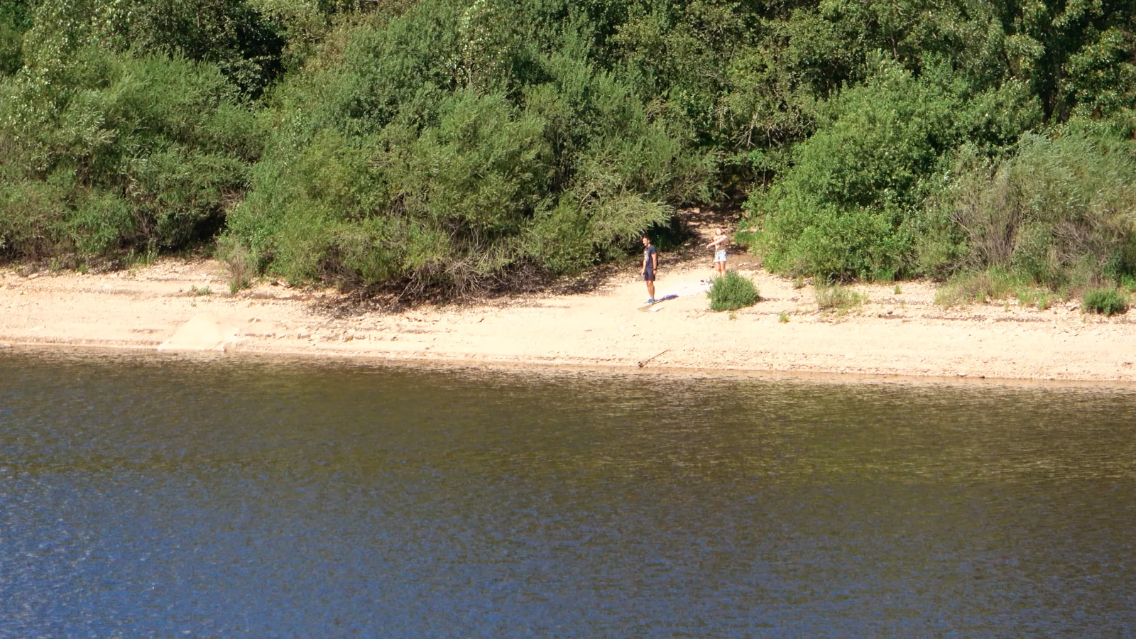 Kleine Sandbucht am Ufer der Talsperre