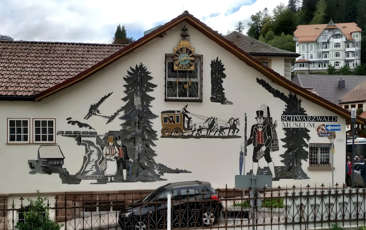 Ausstellung im Schwarzwaldmuseum Triberg mit Trachten, Uhren und Handwerk.