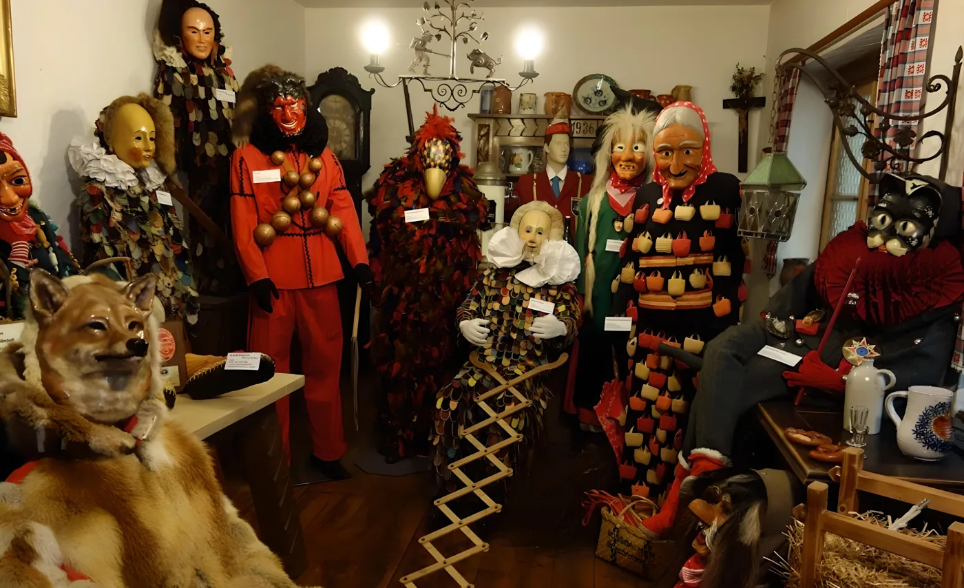 Farbenfrohe Fasnet-Masken und Trachten der Region