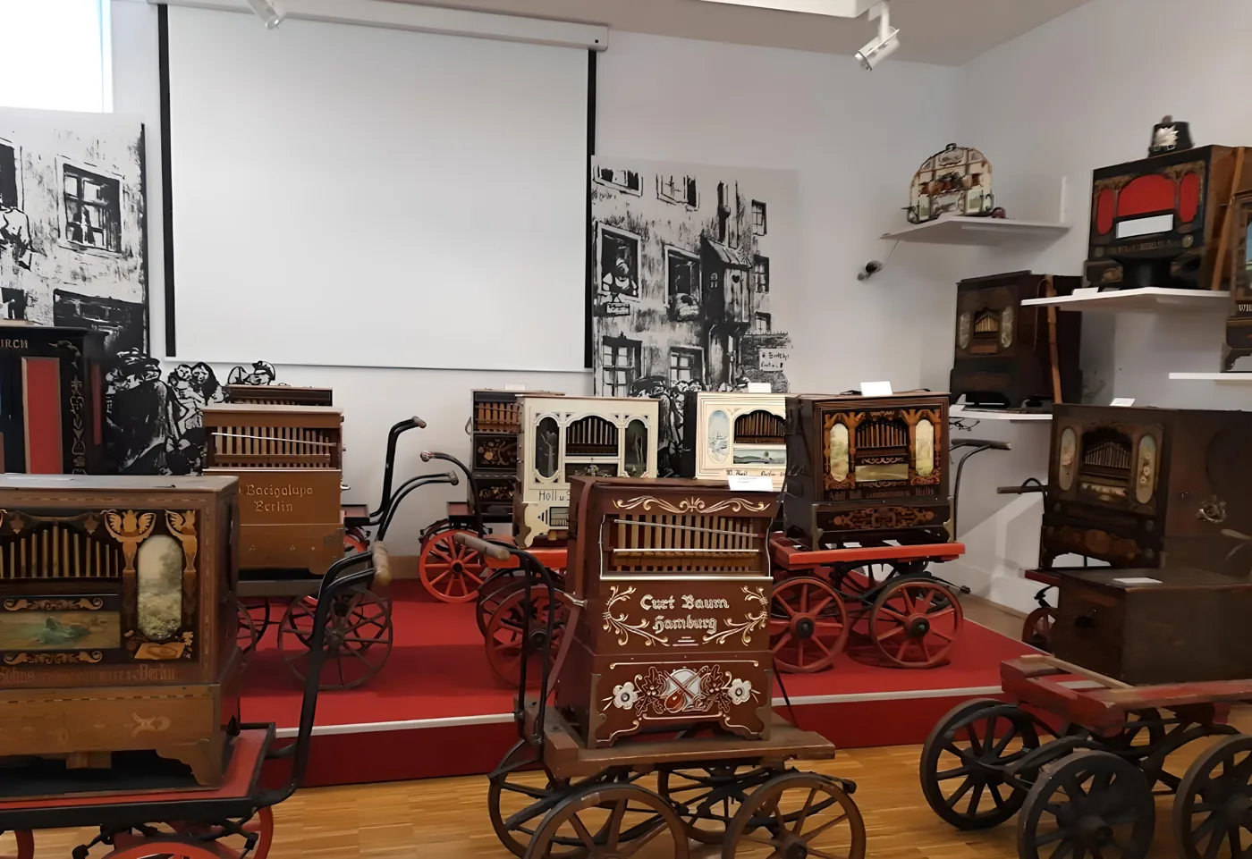 Historische Feuerwehrwagen und Musikautomaten in der Ausstellung