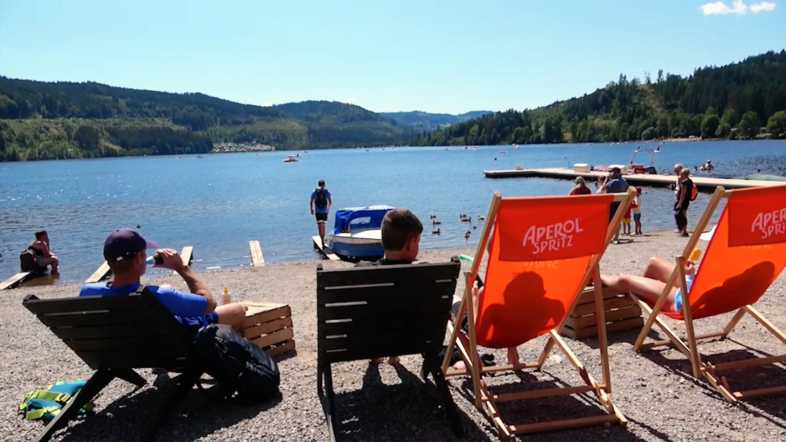 Am Sandstrand des Titisees mit Liegestühlen