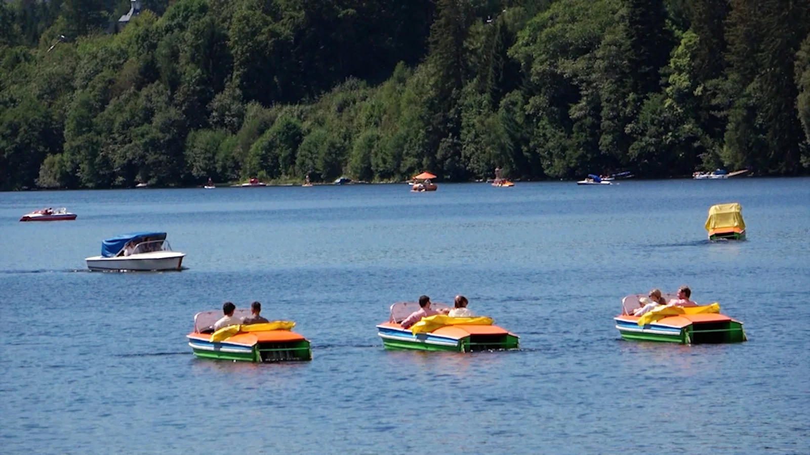 Bunte Tretboote auf dem Titisee