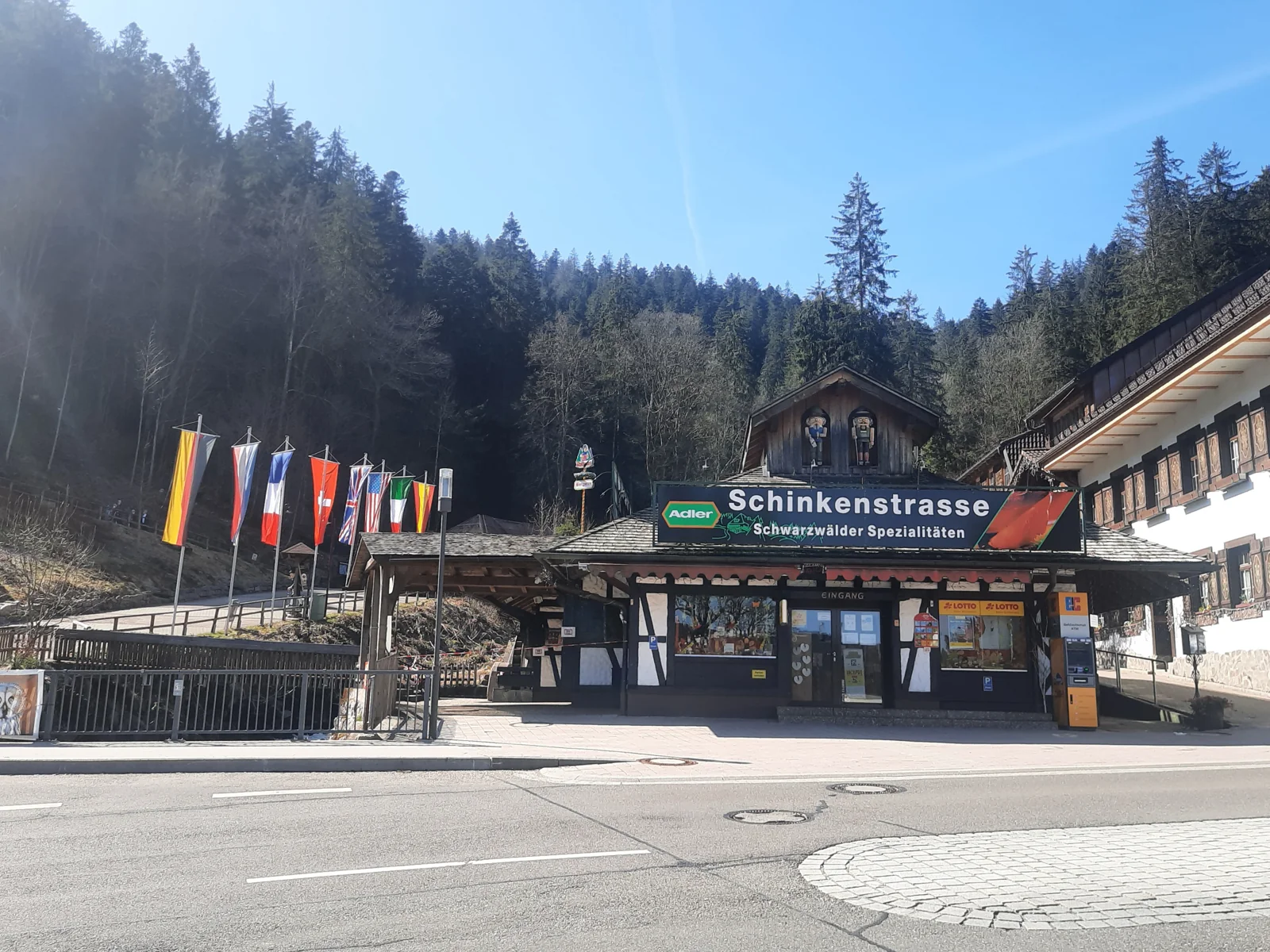 Eingang der Triberger Wasserfälle mit Läden