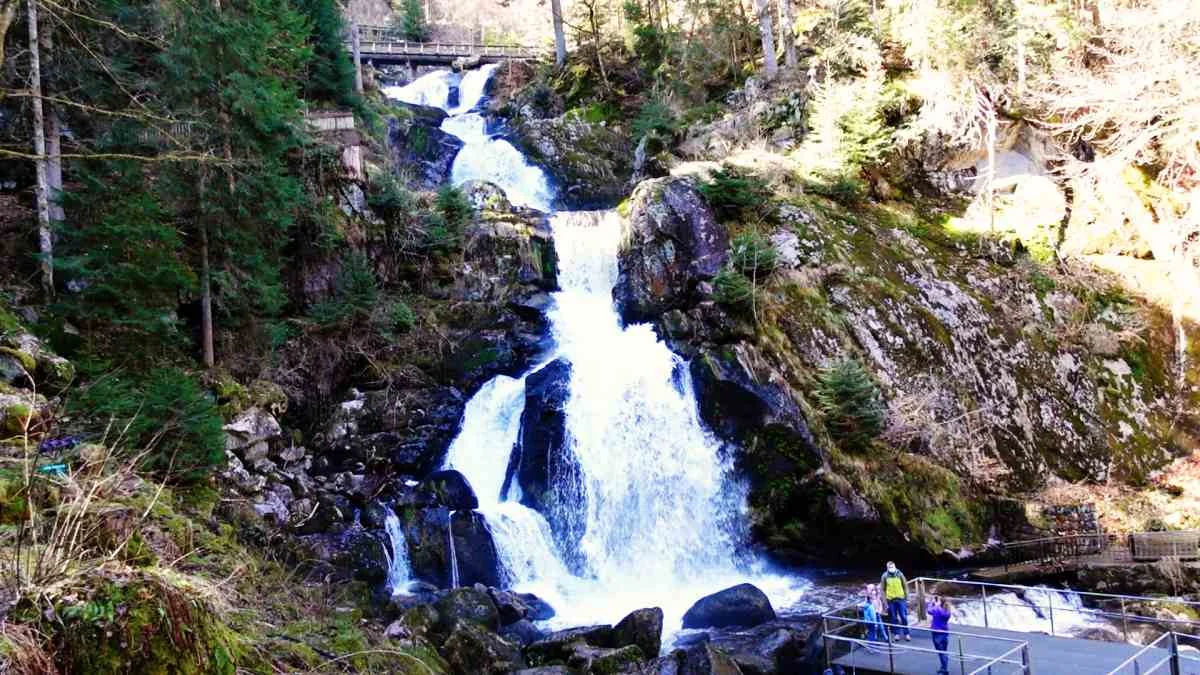 Die Triberger Wasserfälle über sieben Kaskaden