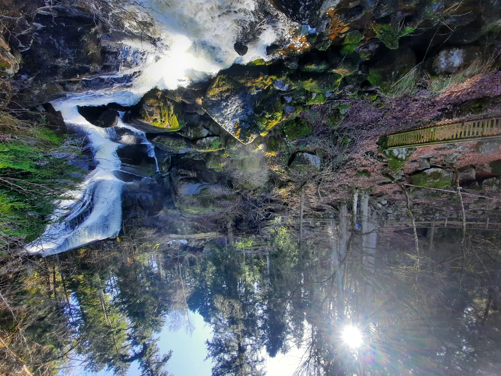 Sonnenlicht an den Felsen der Triberger Wasserfälle
