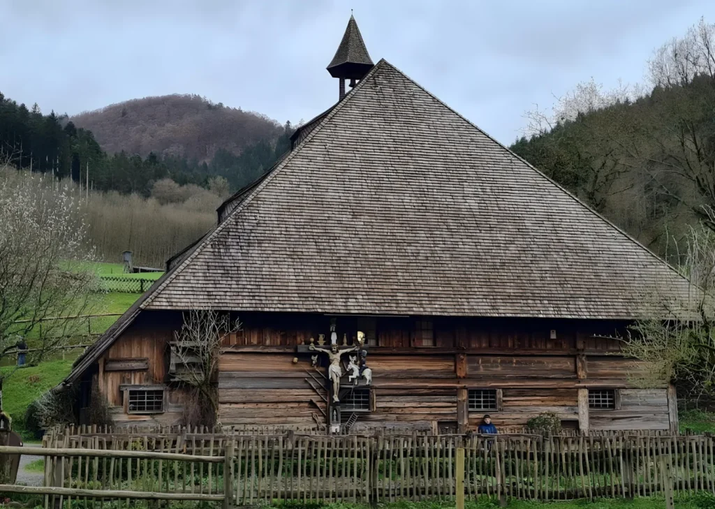 Der namensgebende Vogtsbauernhof mit seinem mächtigen Walmdach