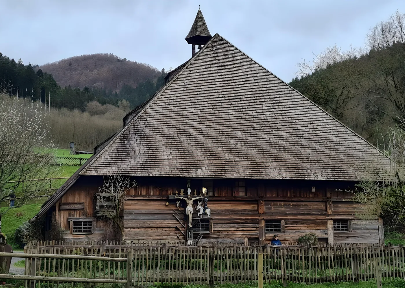 Der namensgebende Vogtsbauernhof mit seinem mächtigen Walmdach
