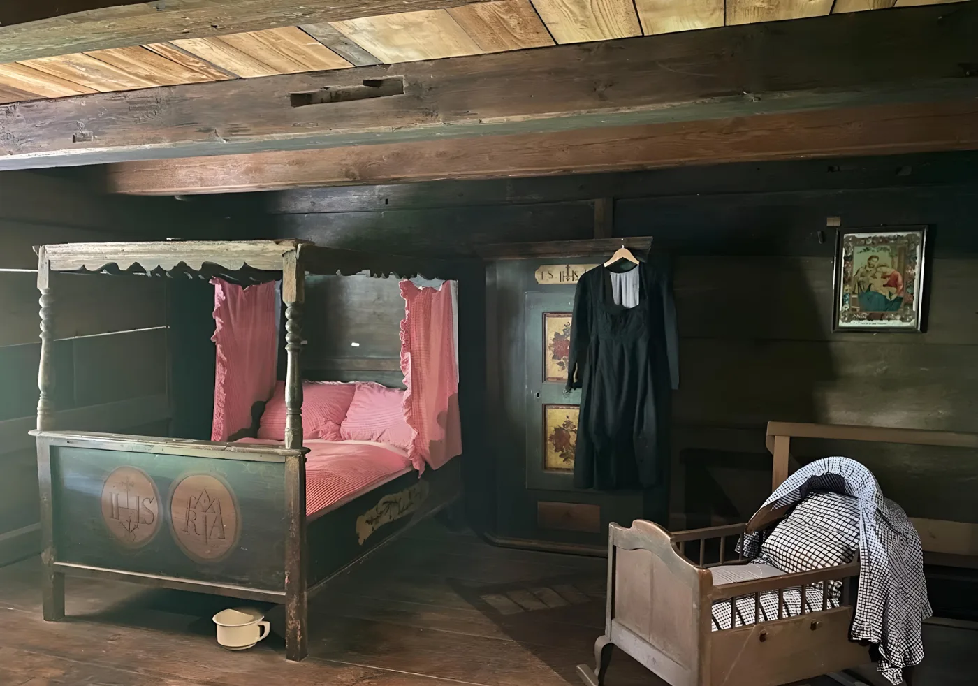 Eine Schlafkammer mit Himmelbett und Wiege