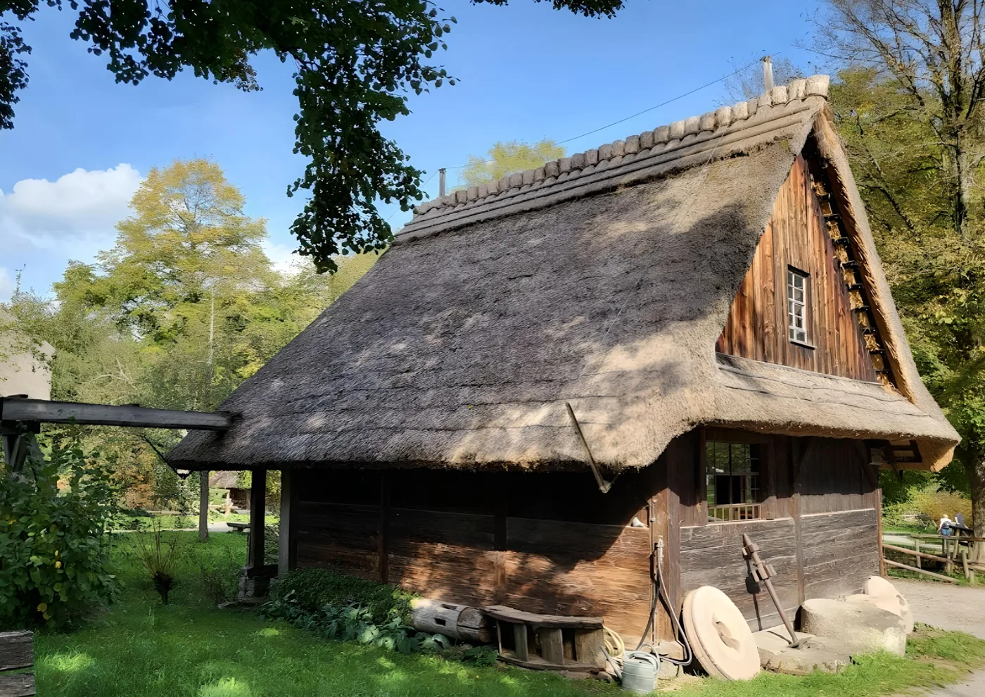 Ein alter Speicher mit Mühlsteinen im Museumsdorf