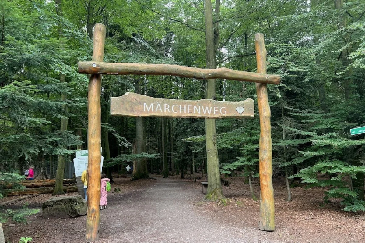 Das hölzerne Tor zum Märchenweg