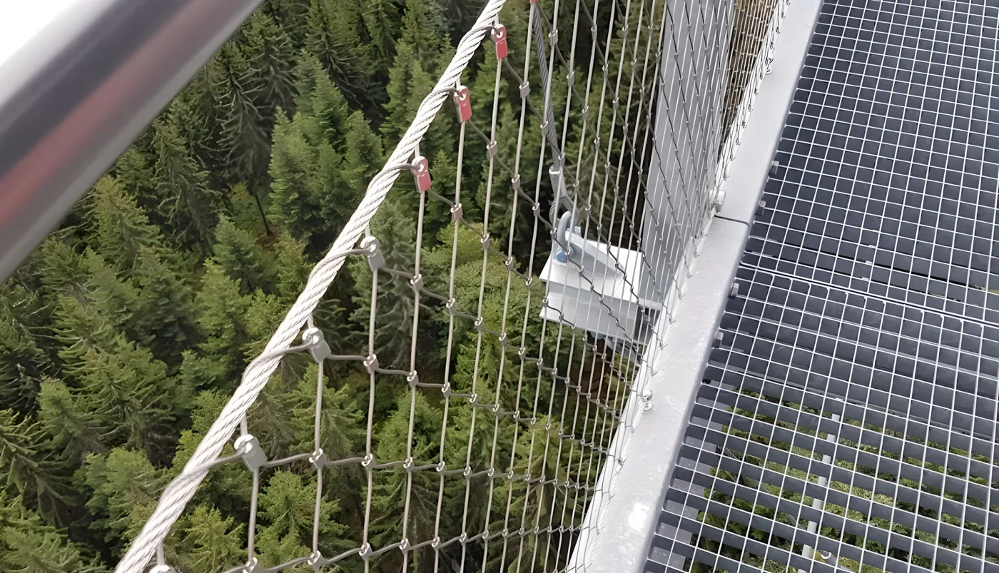 Der Steg der Hängebrücke mit seinem Netzgeländer