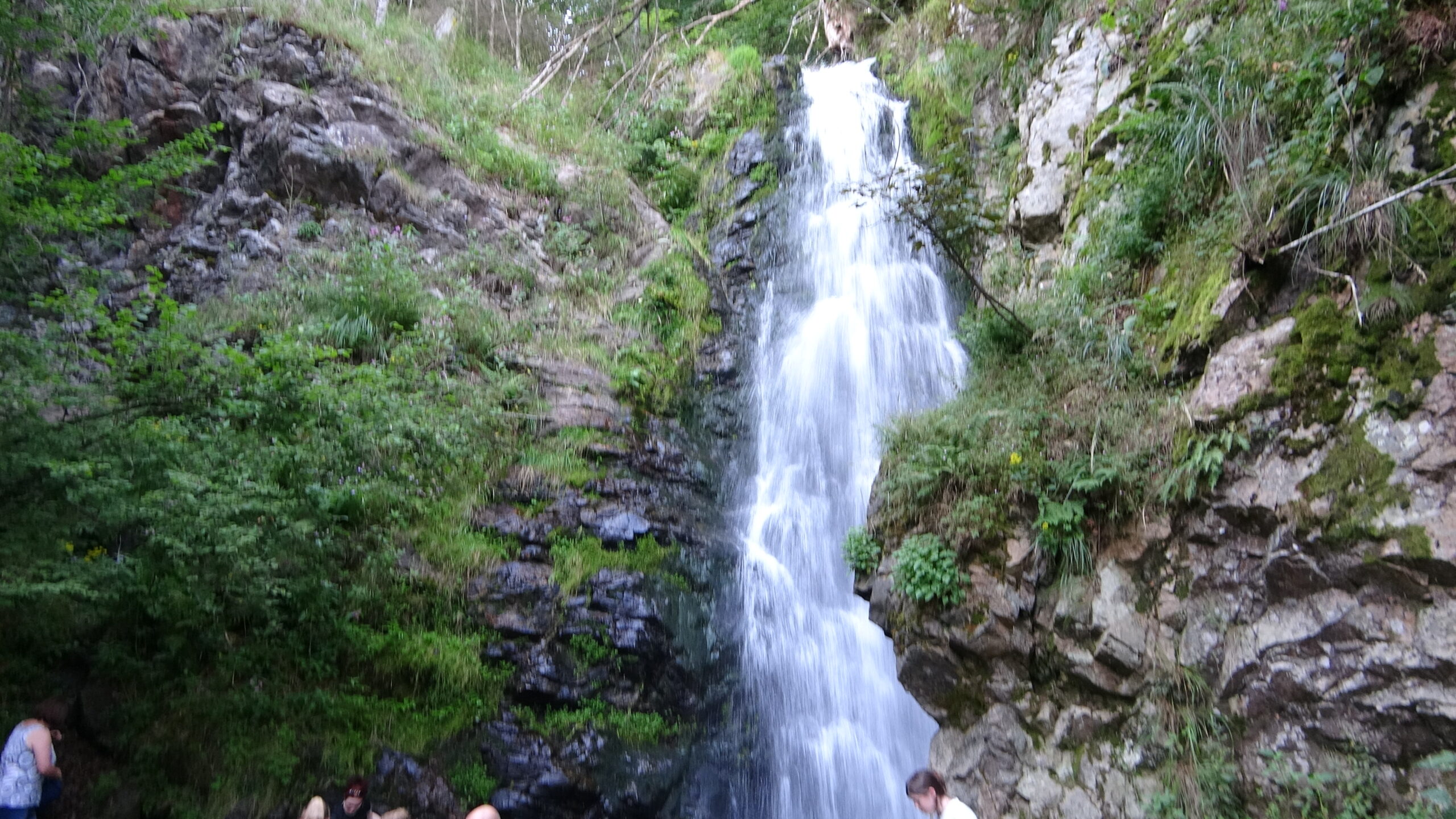 Nahaufnahme der oberen Fallstufe des Todtnauer Wasserfalls