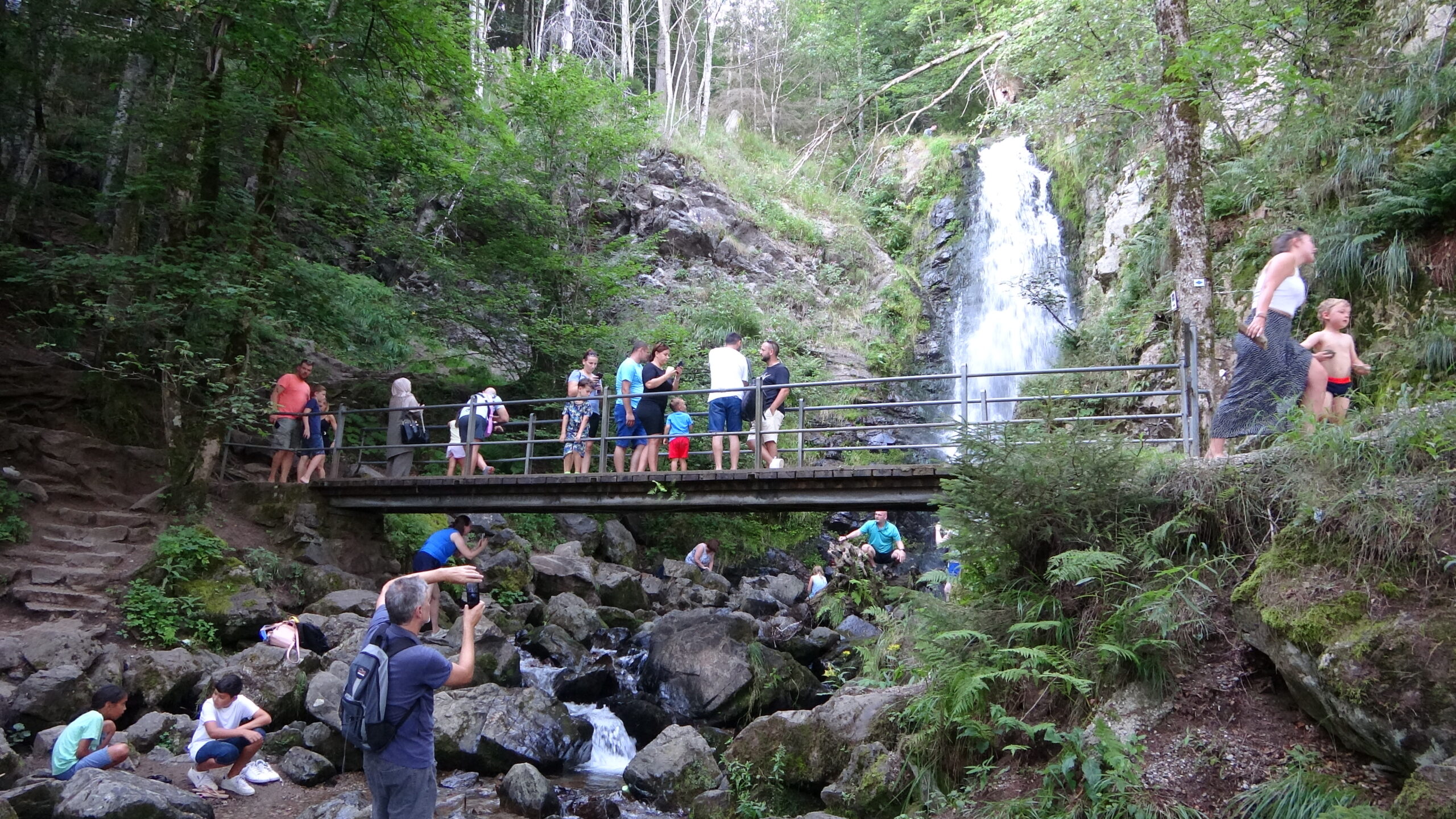 Besucher an der oberen Fallstufe des Todtnauer Wasserfalls