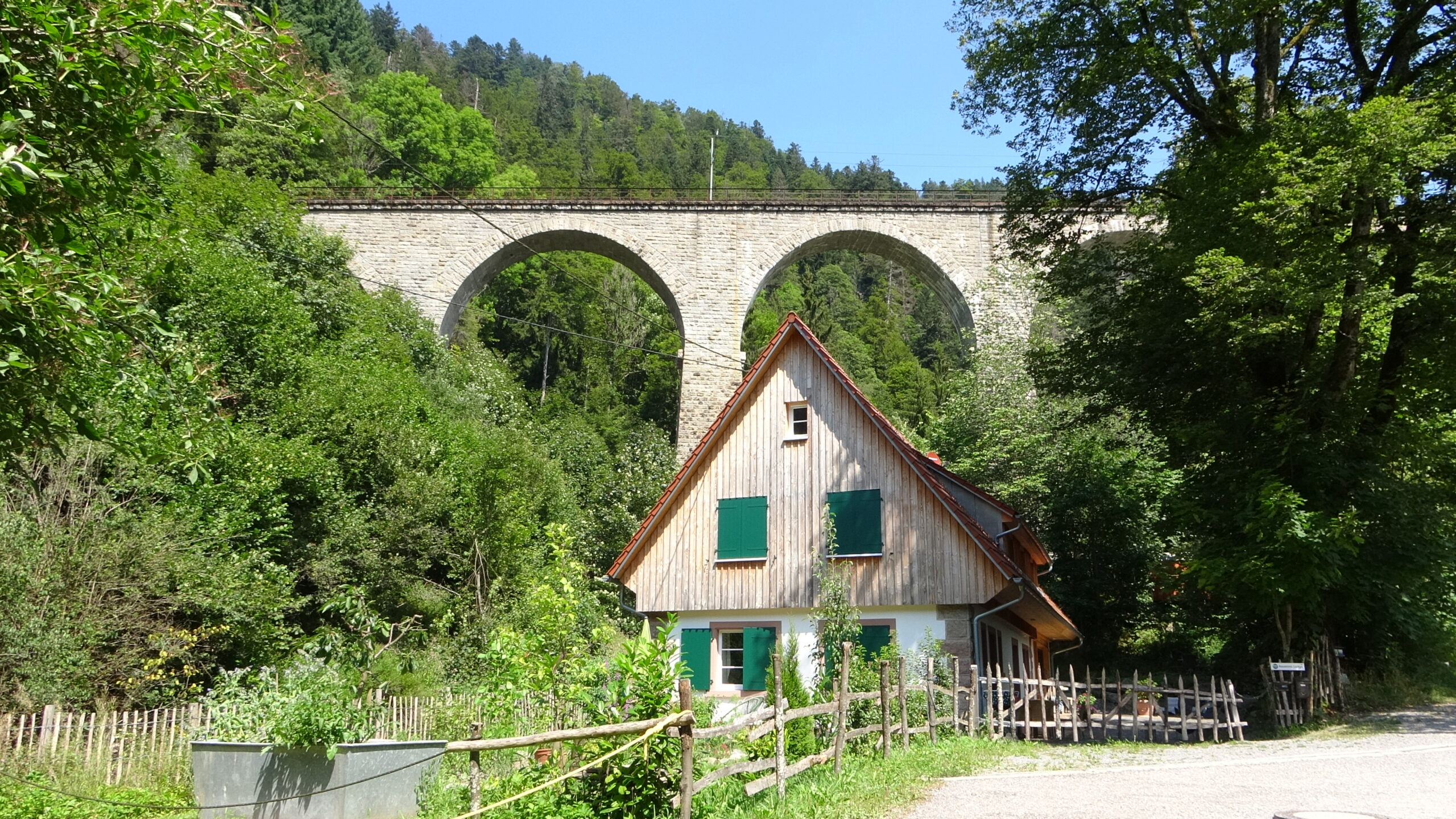 Ravenna Lodge mit dem Viadukt der Ravennaschlucht