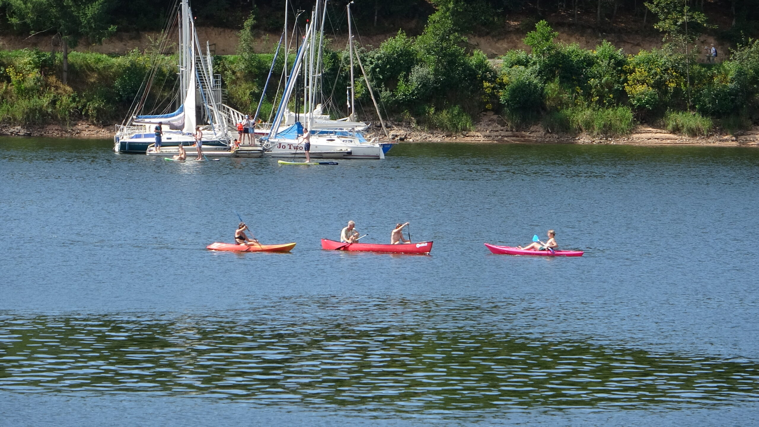 Kajaks und Segelboote auf dem Schluchsee – beliebt bei Wassersportlern.
