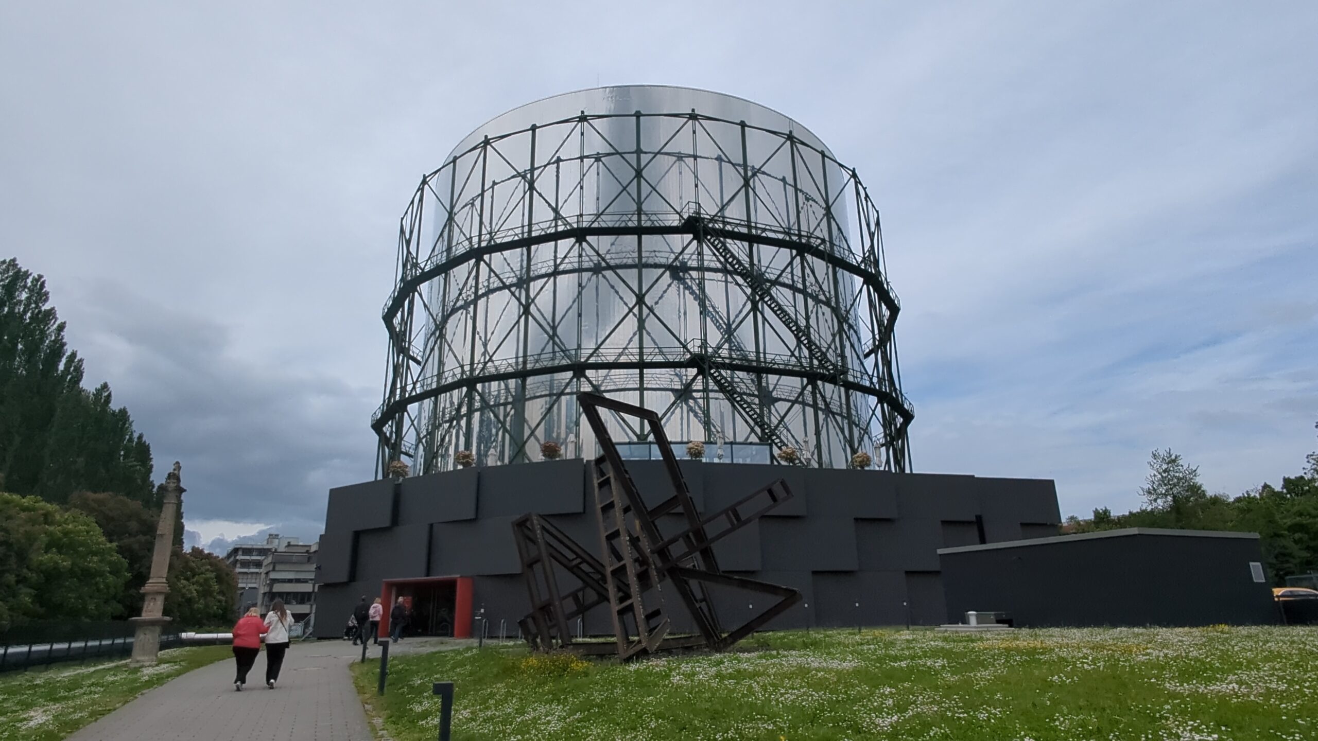 Der Gasometer Pforzheim von außen – der runde, denkmalgeschützte Gaskessel.