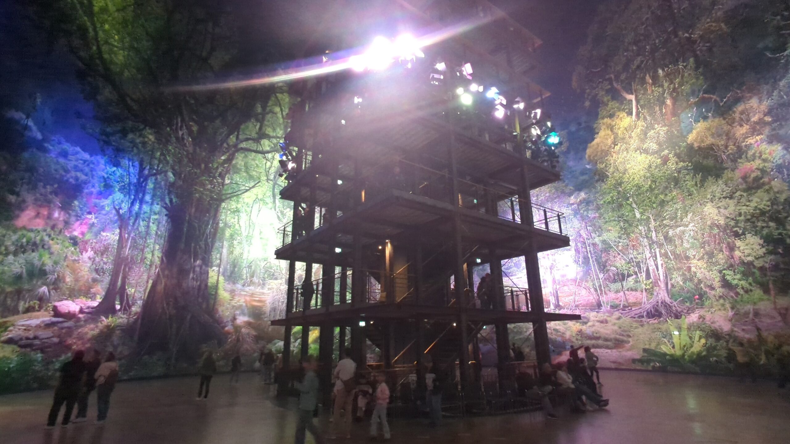 Der zentrale Aussichtsturm im Panorama, stimmungsvoll beleuchtet.