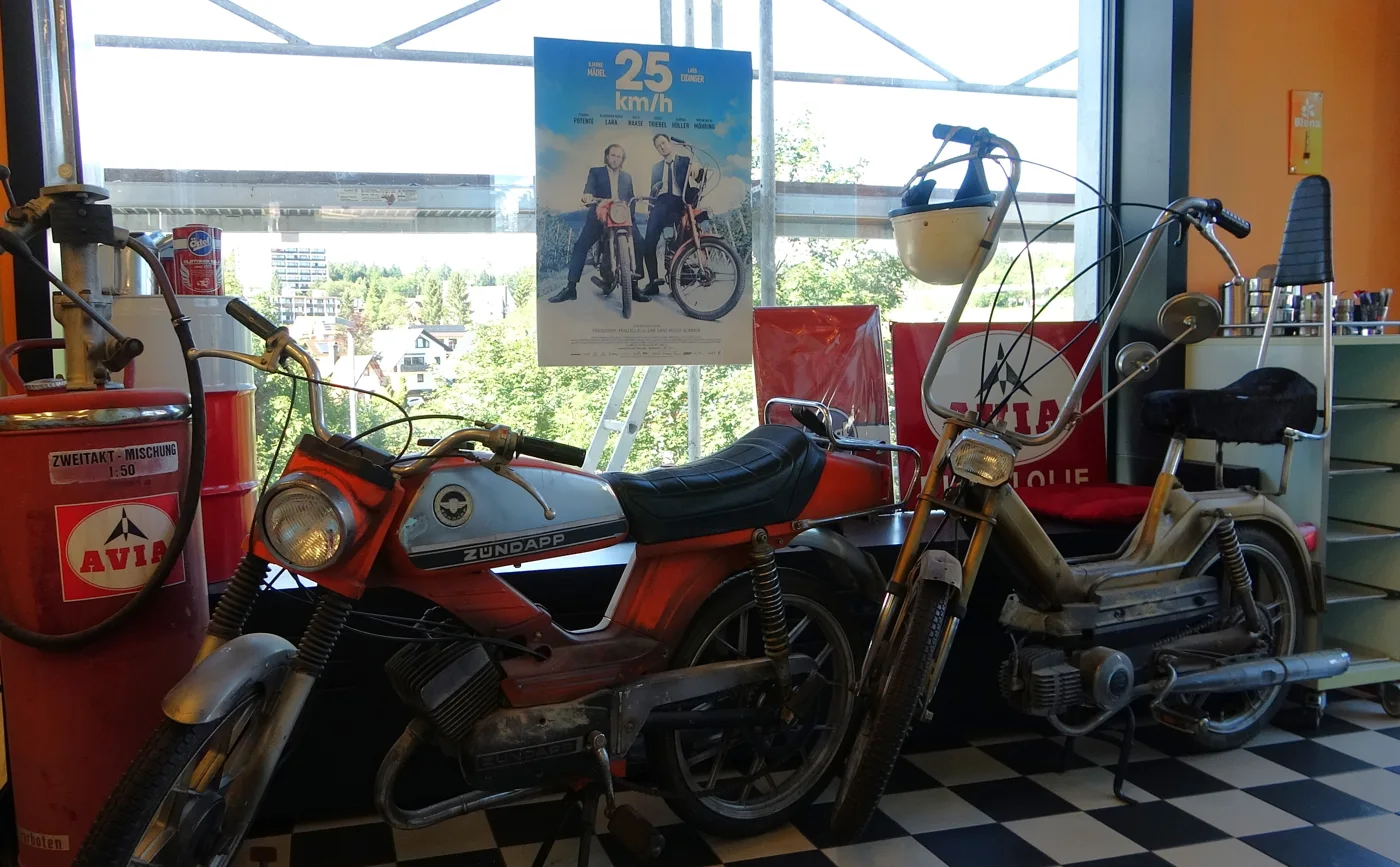Oldtimer-Mopeds in der Retro-Tankstelle