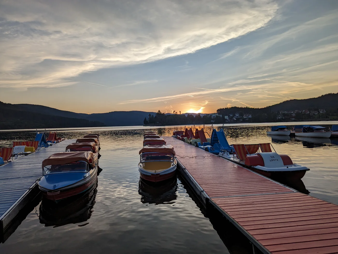 Abendstimmung am Bootssteg des Schluchsees.