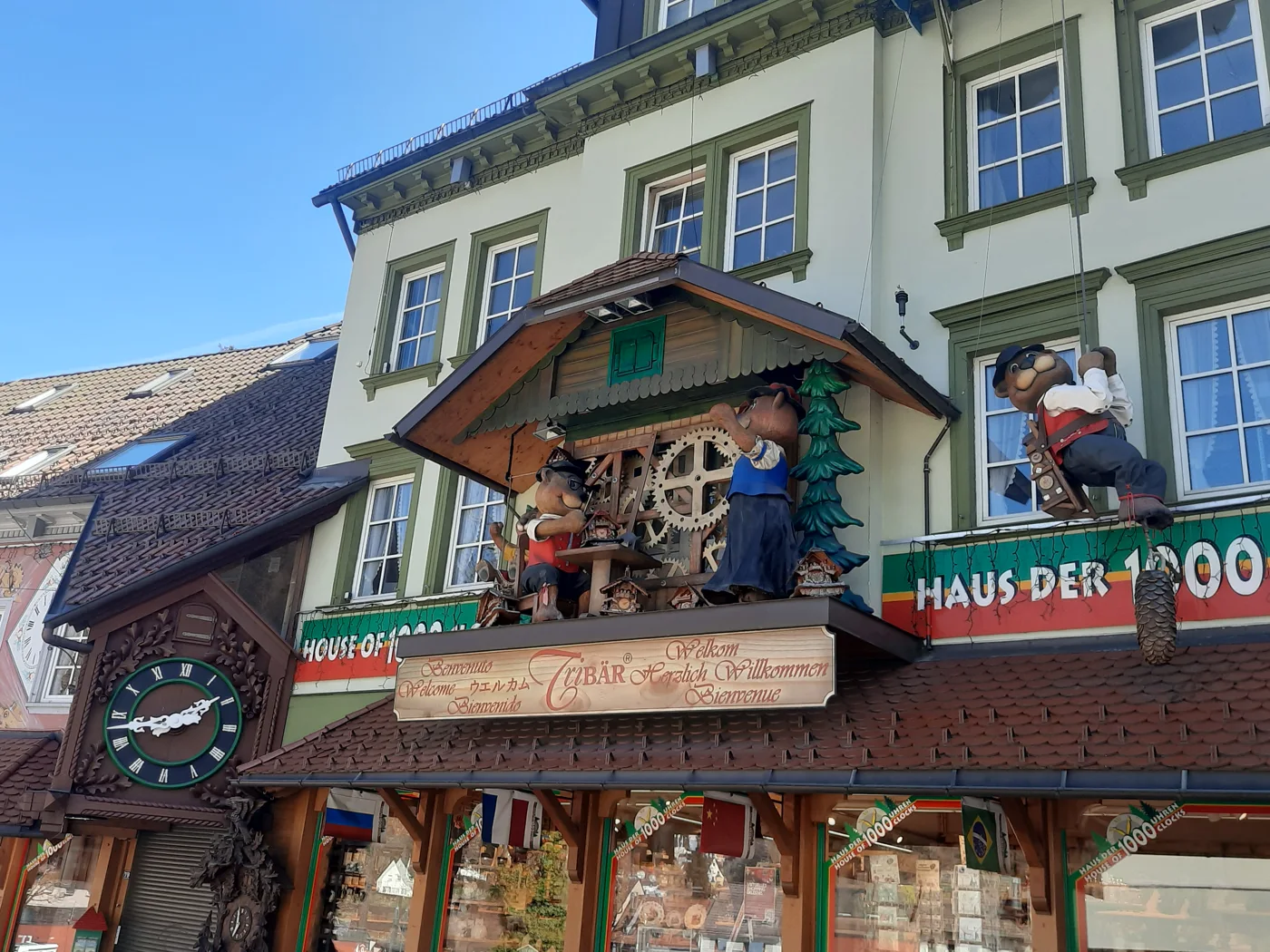 Das „Haus der 1000 Uhren" in Triberg mit seiner überdimensionalen Kuckucksuhr.