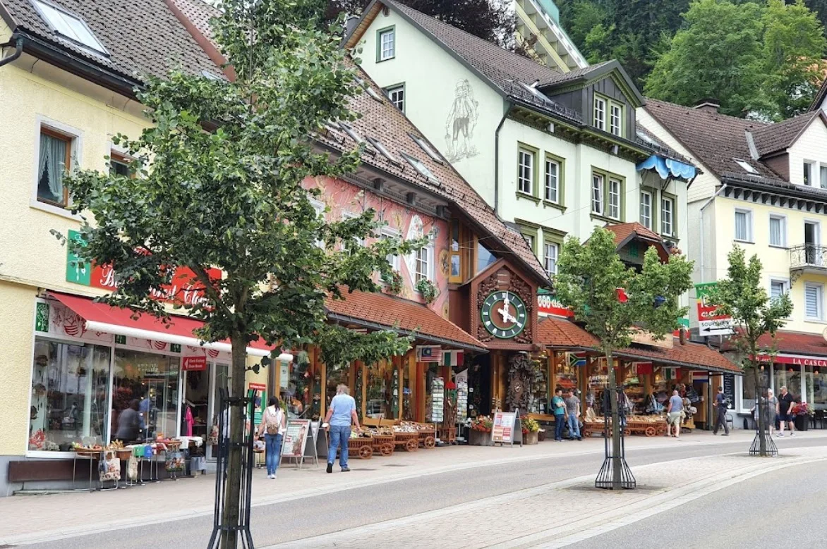 Bummeln in der Ortsmitte von Triberg mit ihren Uhren- und Souvenirläden.